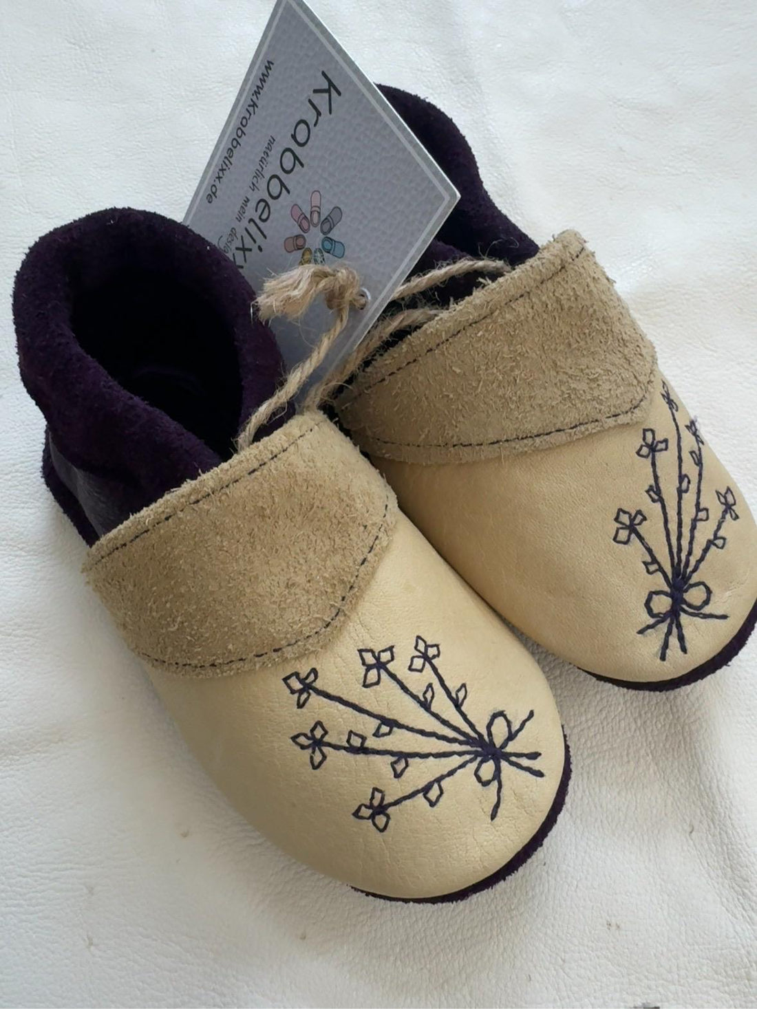 Blumen gestickt - sand/lila